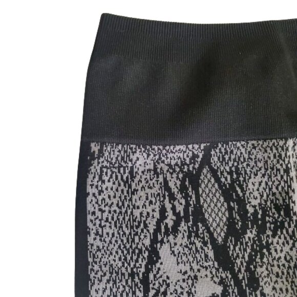 Fabletics High-Waisted Seamless Snakeskin Grey & Black Legging. Size XS - Picture 4 of 7